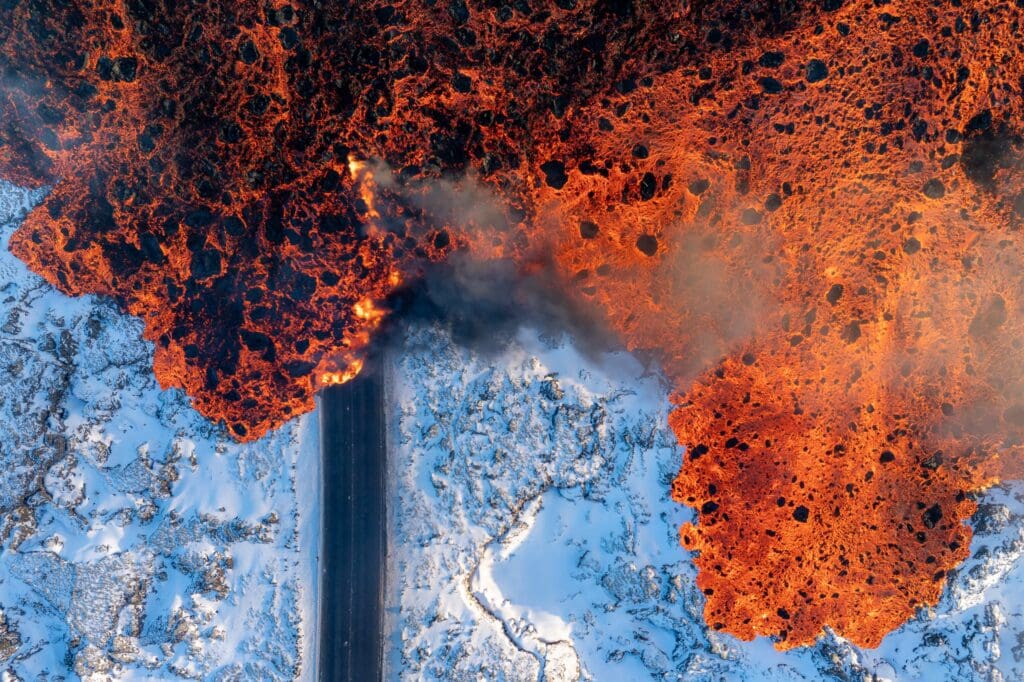 Coulées de lave de l'éruption de Sýlingarfell condamnant la route d'accès au Blue Lagoon et à la ville de Grindavík