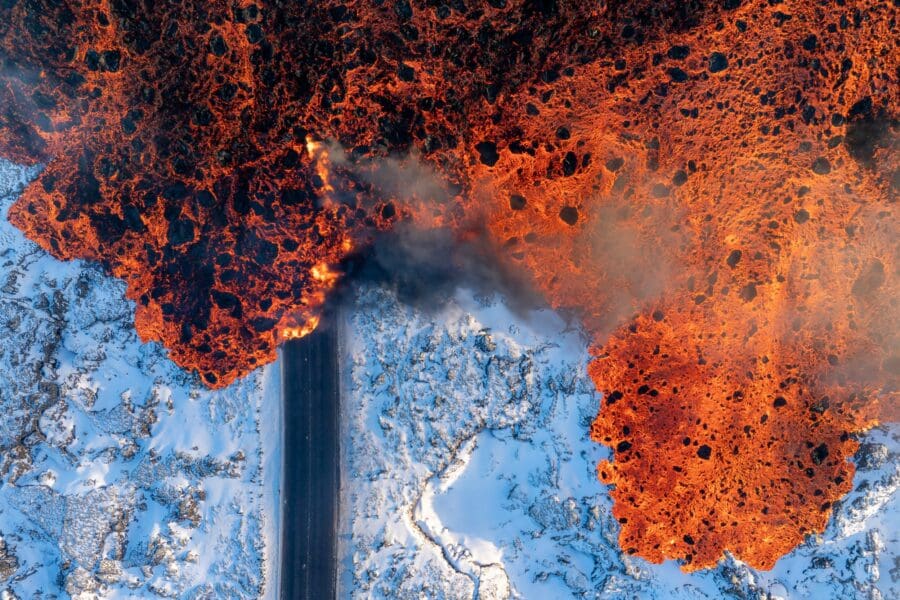 Coulées de lave de l'éruption de Sýlingarfell condamnant la route d'accès au Blue Lagoon et à la ville de Grindavík