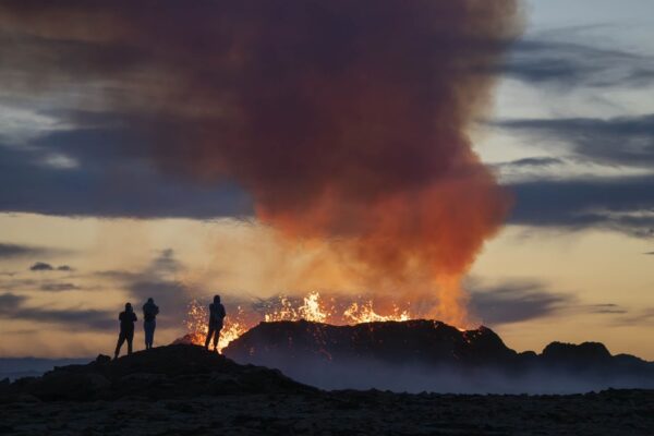 Alors que nous vivions déjà notre troisième éruption volcanique en à peine autant d'années, un rendez-vous avec la nature dans toute sa majesté s'impose comme une habitude dont on ne se lasse pas; comme ici devant Litli-Hrútur en Islande.. L'usage d'une focale suffisamment longue permettra d'apporter la compression des plans nécessaire à faire de cette rencontre un moment encore plus intime.