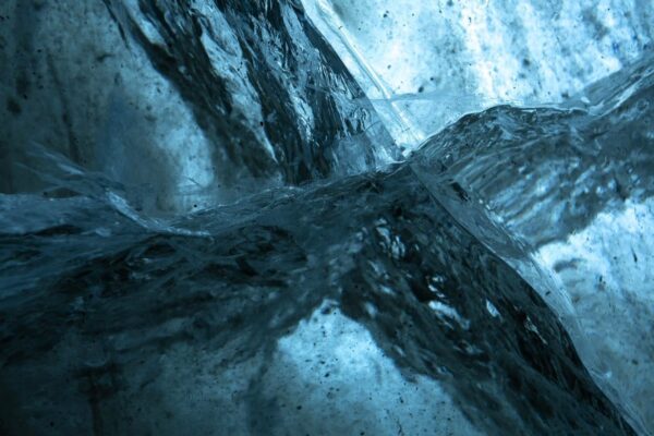 Les jeux de lumière et transparence font partie des rencontres espérées lors des explorations de grottes de glace, comme ici au coeur du du plus grand glacier d'Islande, le Vatnajökull.