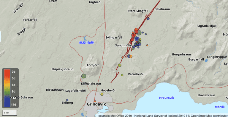 La carte montre l'emplacement des tremblements de terre autour de la rangée de cratères Sundhnúkur au cours des 14 derniers jours. Les cercles rouges indiquent les emplacements des séismes enregistrés au cours des trois derniers jours, suite à l'ajustement temporaire du traitement des données pour cause d'interférences. Ces séismes sont positionnés sur ou proches des fissures d'éruption qui se sont ouvertes depuis décembre 2023, représentées par des lignes rouge foncé. D'autres couleurs indiquent les emplacements des tremblements de terre avant l'ajustement du traitement des données.